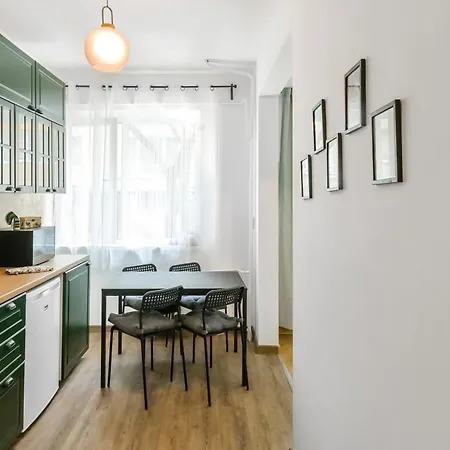 Apartment Floral Retreat In Center By Flat Mаnager