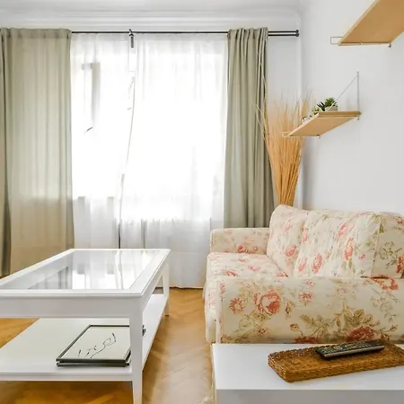 Apartment Floral Retreat In Center By Flat Mаnager